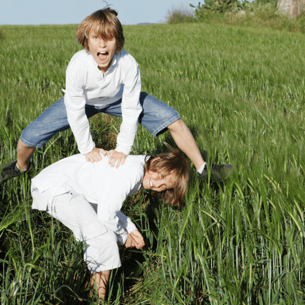 イメージ画像：馬跳びで遊ぶ子ども