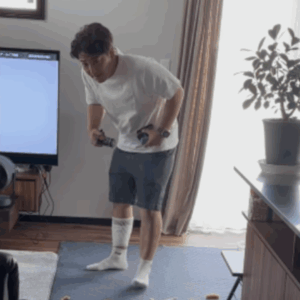 いつもと違う歩き方の夫に違和感。動画に収めていると…愛犬が取った“まさかの行動”に「いい育て方ですね」「マンガの世界」