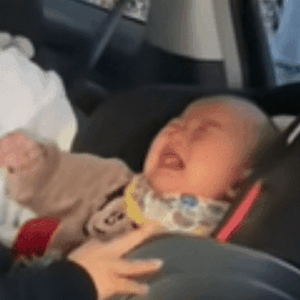 車が止まると泣き出す0歳弟。それを見た4歳兄の行動に…「こんなん私が泣く」「抱きしめたい」「素敵な兄弟」