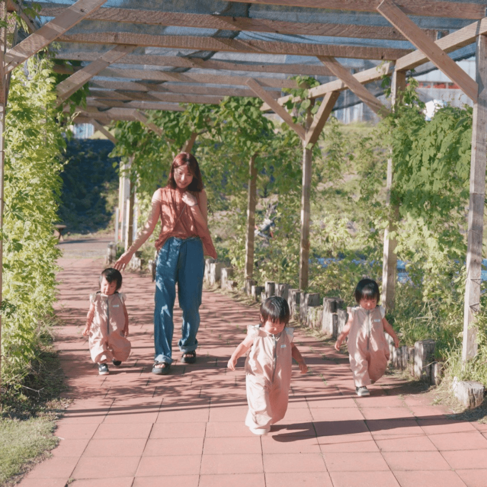 ママさんと歩く三つ子ちゃん（＠shack_to_325さんより提供）