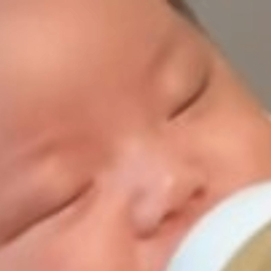 0歳娘の隣で熟睡するママ。しかし…起こしに来たパパが見た“光景”に「尊い」「癒やされました」「そっくり！」