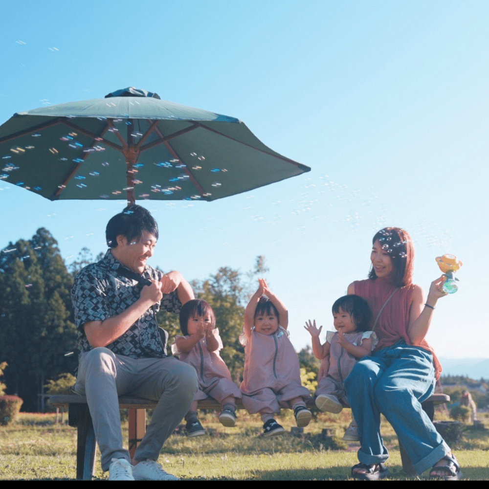 三つ子ちゃんの素敵な家族写真（＠shack_to_325さんより提供）