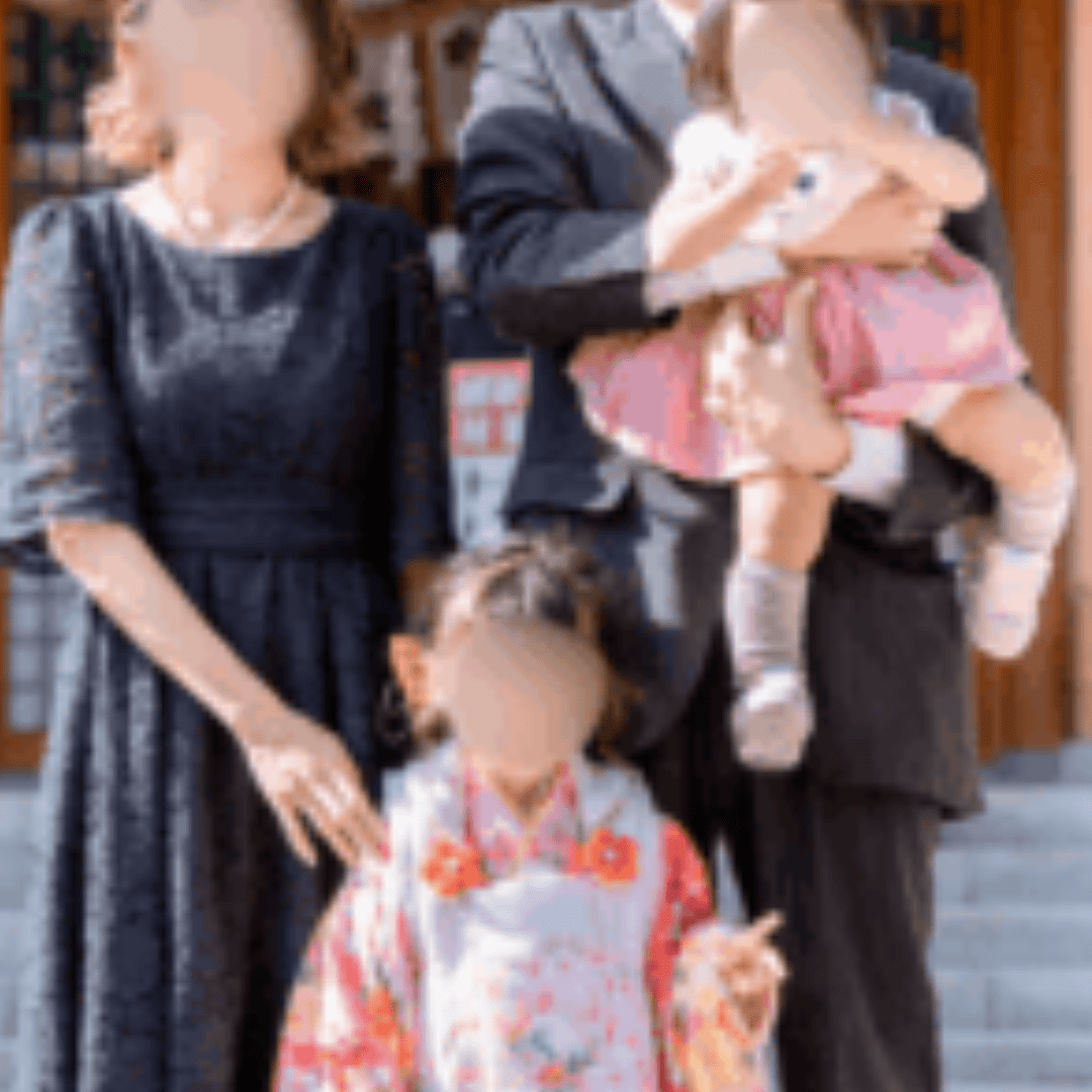 娘の七五三で撮られた写真。しかしよく見ると…パパの“まさかの姿”に「イカしてます」「お嬢のお世話役の人感」