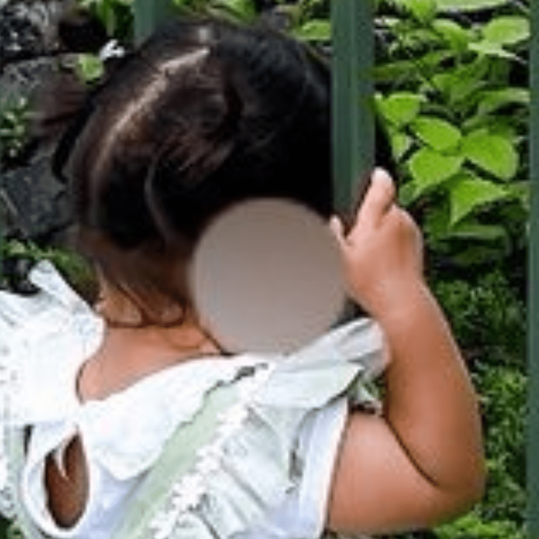 初テーマパークで…突如ピタリと止まった1歳娘に違和感。視線の先にあったモノに…「めっちゃわかる」「こういうのって忘れられない」