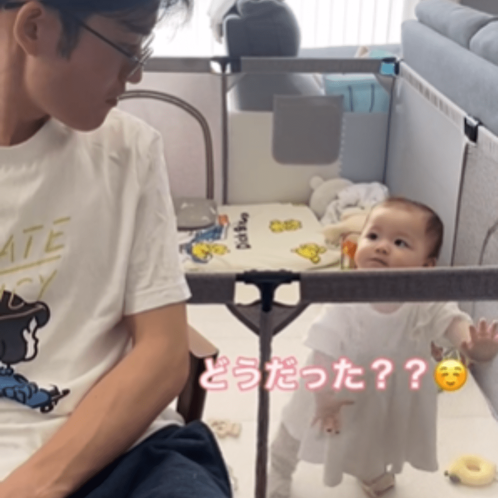 パパさんを見つめるましろちゃん（＠macchiroclubさんより提供）