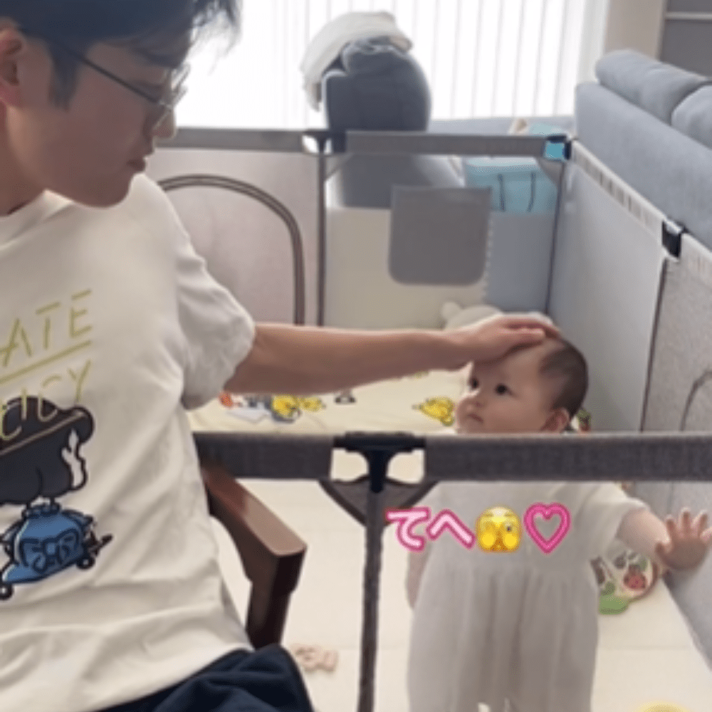 ましろちゃんをなでるパパさん（＠macchiroclubさんより提供）