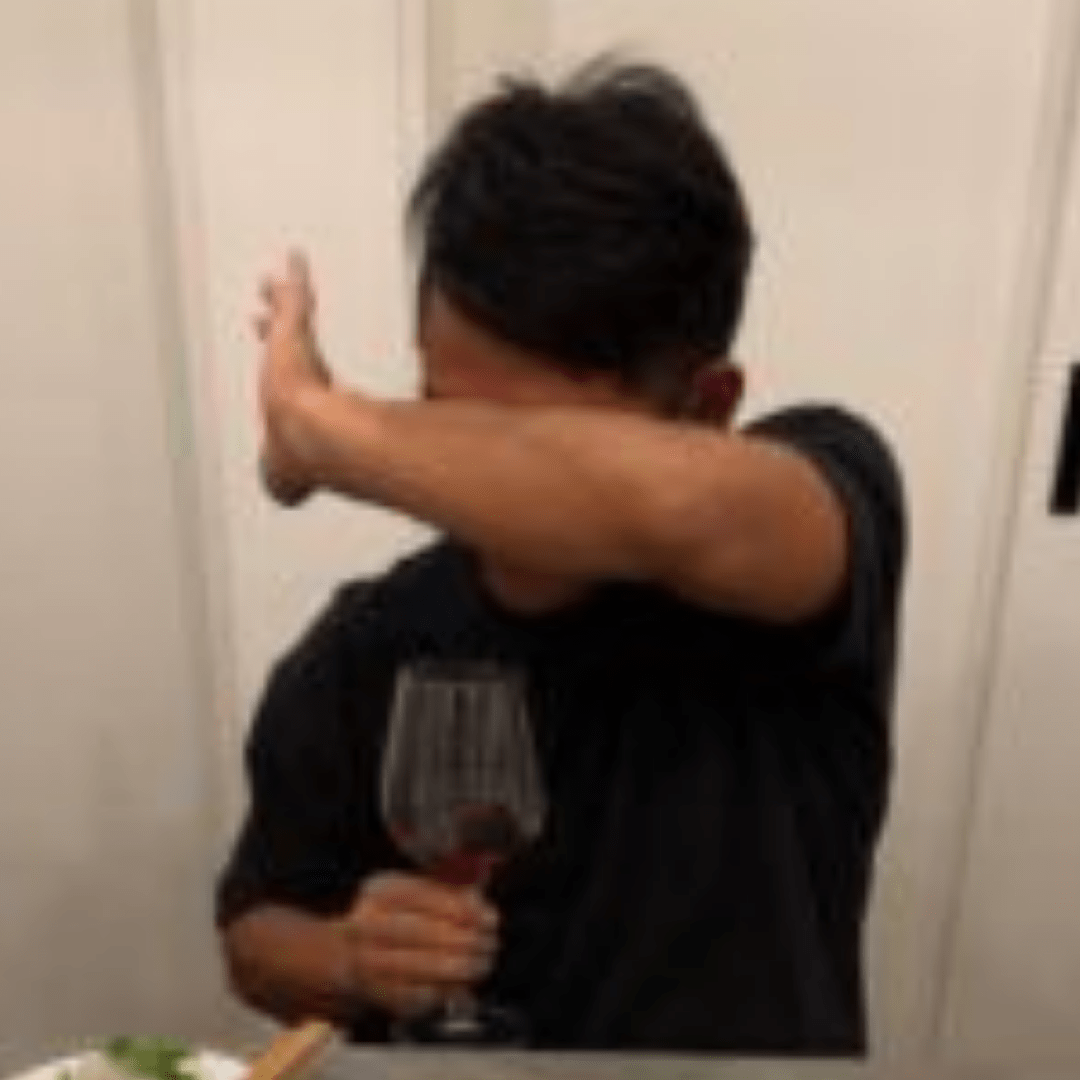 妻「万博行ってきます」→しかし、2時間早く帰宅すると…留守番していた夫の予想外の姿に「なんかごめん」「誰も邪魔したらいけない笑」