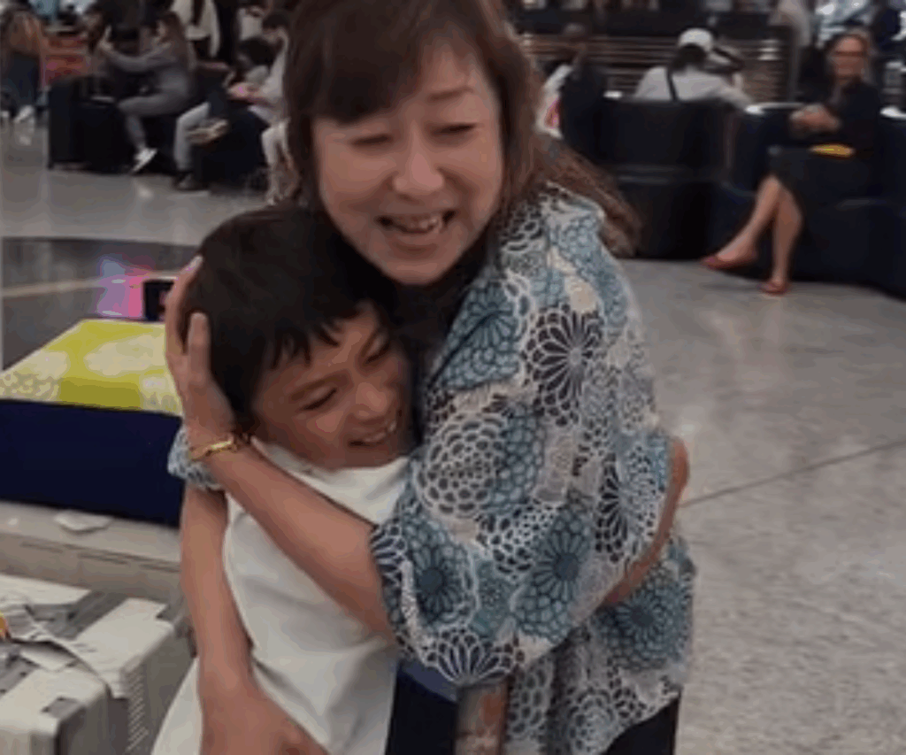 抱きしめるおばあちゃん（＠saki_andrewさんより提供）