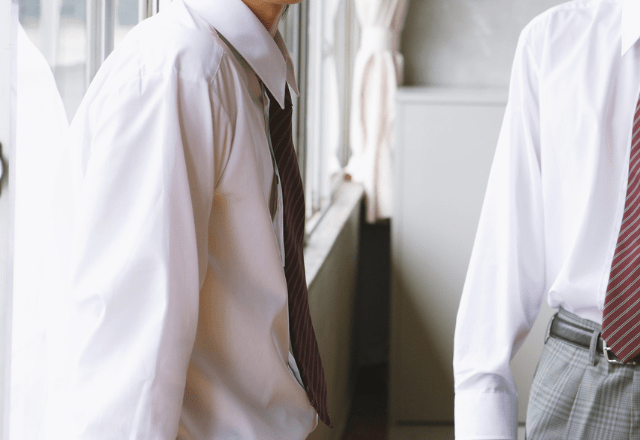 荷物を運ぶ息子