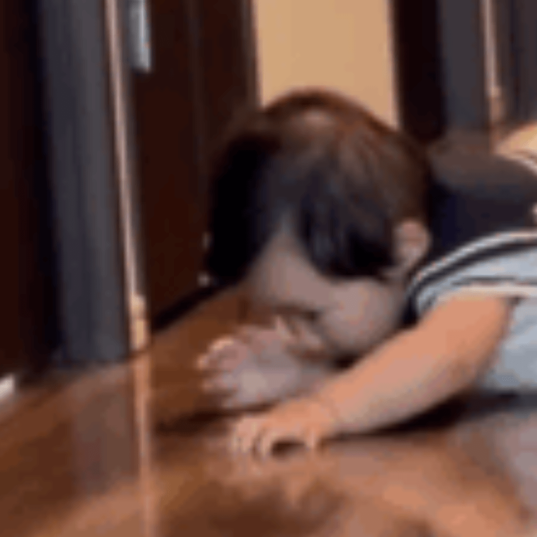 自室でリモート会議をするパパ。しかし、扉の“向こう側”の光景に「パパが泣いちゃいます」「めちゃ可愛ぃ」