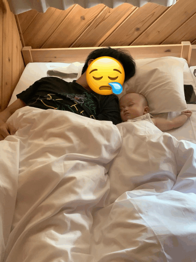 寝かしつけで一緒に寝てしまうパパさん①（@sola._.0416さんより提供）