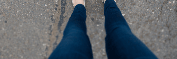 朝の通勤ラッシュ中、急いでいた女性「ん？何か違和感」→足元を見てみると…気づいた“違和感の原因”に「ヤバい」「恥ずかしい」「そんなことがあるんだ」