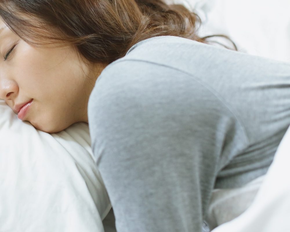 飼い主さんが寝ていると…