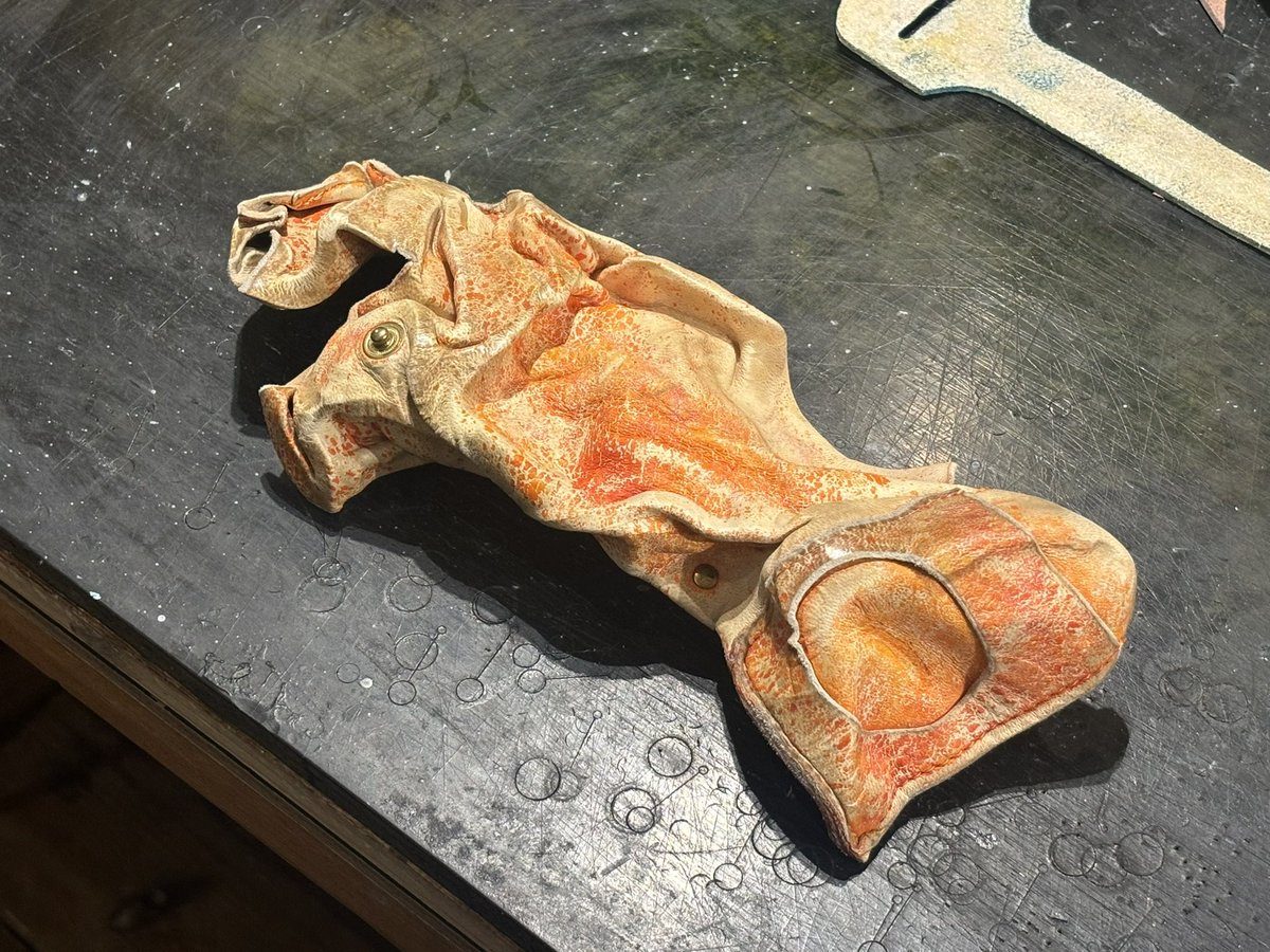 客「お財布を洗濯しちゃいました…」革職人「派手にやったな～」しかし、”まさかの結果”に…「職人魂…！」「お見事です」