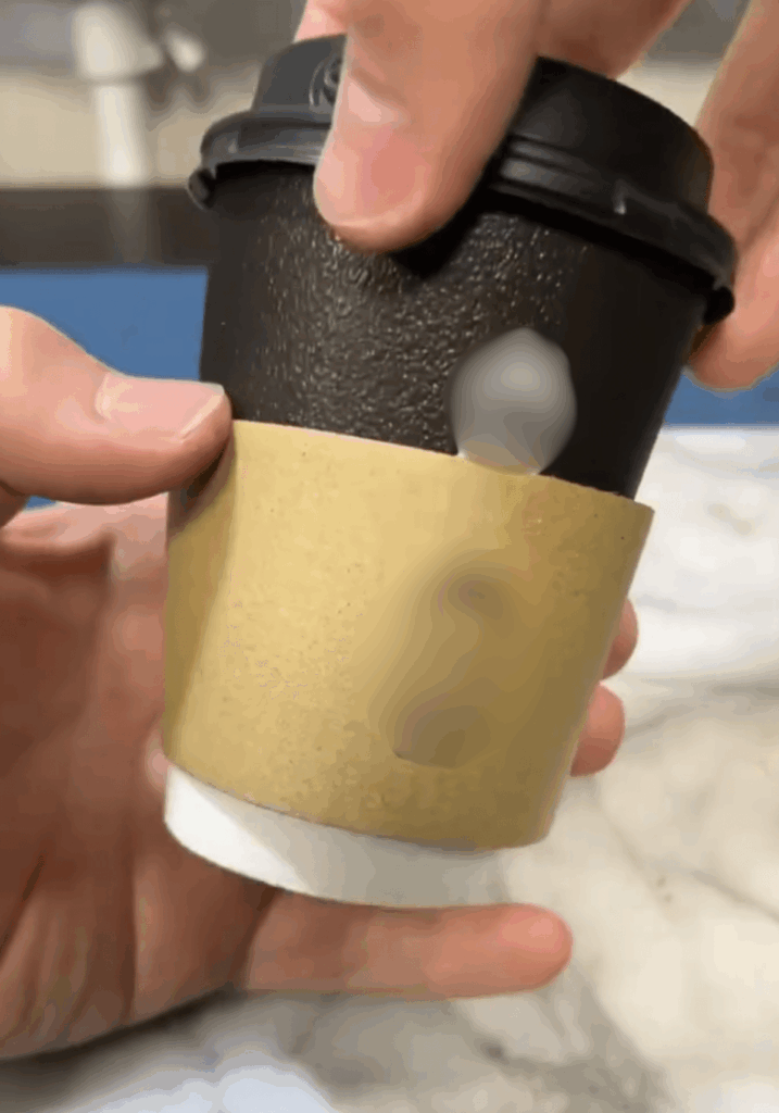 コンビニのカップホルダーを…（@majut8333さんより提供）