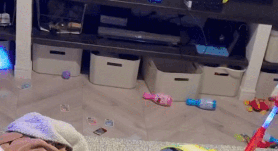 ママ「子ども起こしてきて！」パパ「わかった！」直後、様子を見に行くと…まさかの姿に「めっちゃ笑いました」「旦那さん、最高です」