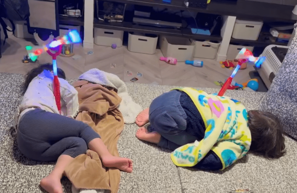 爆睡している弟くんと妹ちゃん（＠shuppin_aさんより提供）