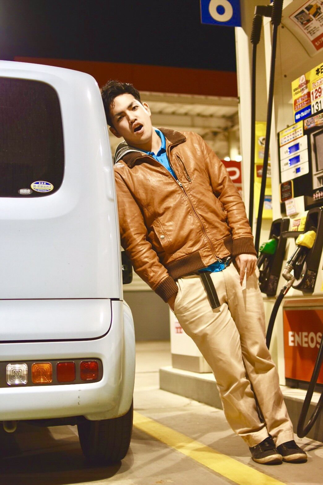 2017年、ガソリンスタンドできめる男性。その8年後、現在のまさかの姿に「存在感wwww」「う、産んだ…？」「イケメン」