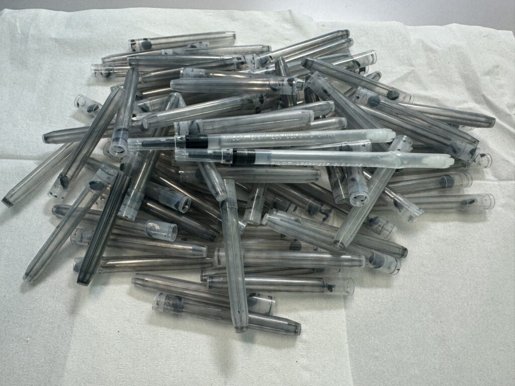 82本の使用済みインクカートリッジ（＠himo_hotateさんより提供）