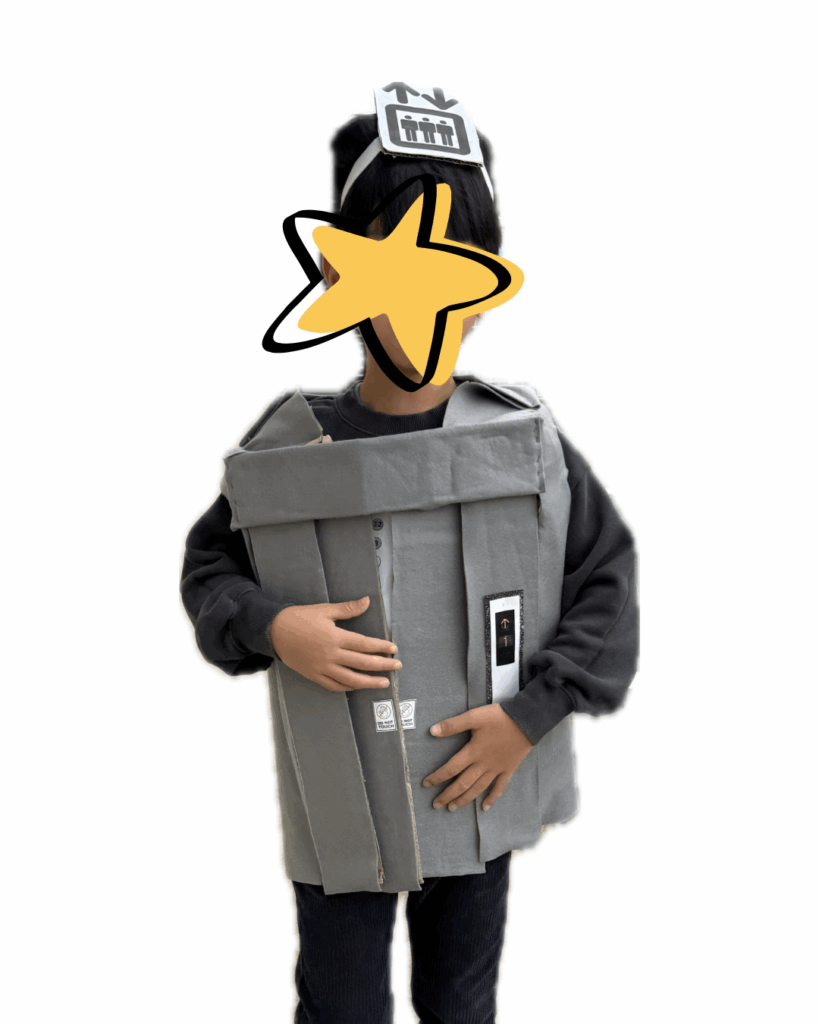 エレベーターに仮装した息子さん（＠b.b.cosmeさんより提供）