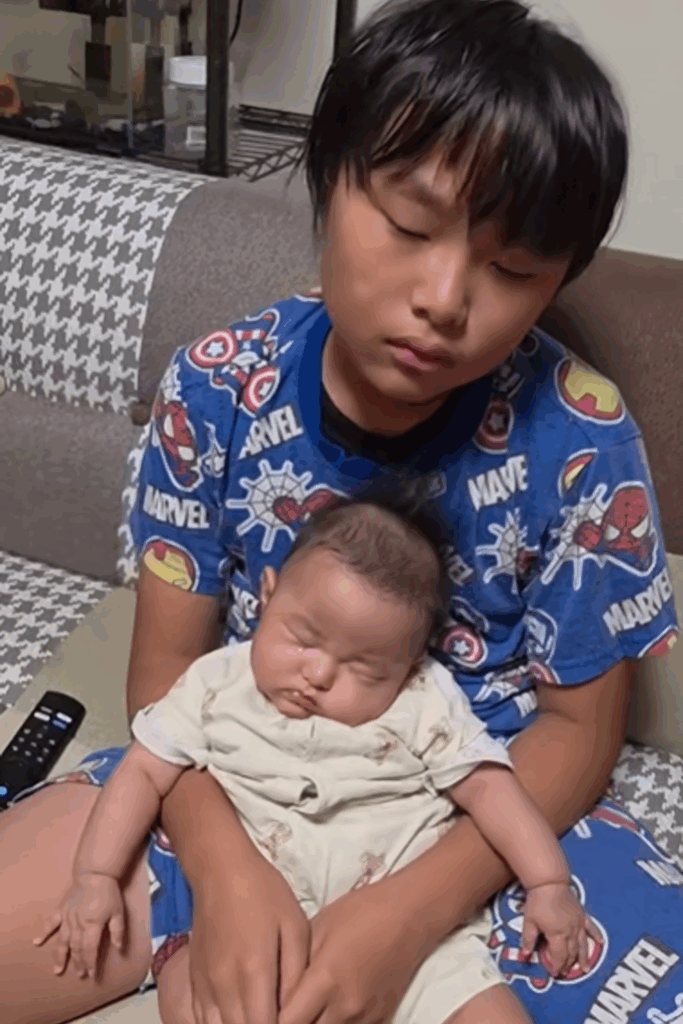 寝ている妹ちゃんと眠たそうなお兄ちゃん（＠user81950965786862さんより提供）