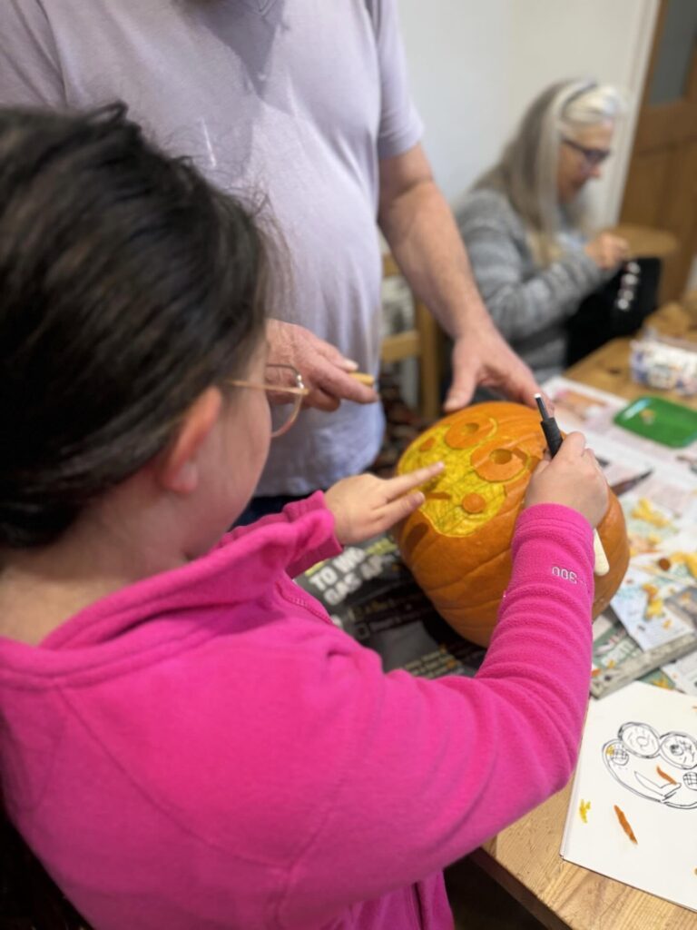 おじいちゃんに指示を出す娘さん（＠mieko.kosodateさんより提供）