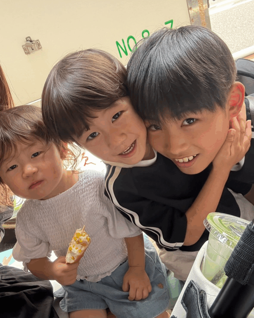 3人きょうだい（＠shuppin_aさんより提供）