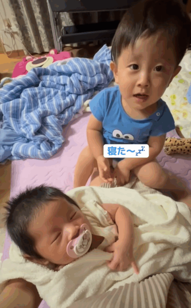 おしゃぶりで寝かしつけ（@kouki_log0724の投稿より）