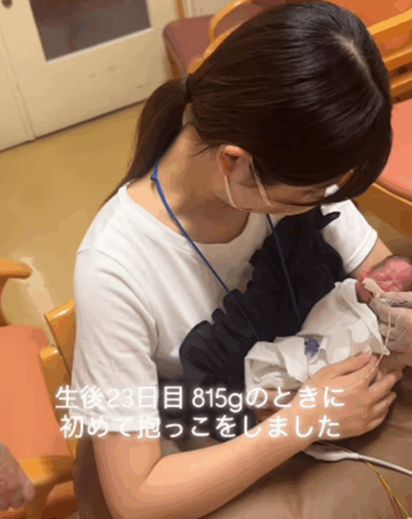 生後23日、初めての抱っこ（＠oto_m0925さんより提供）