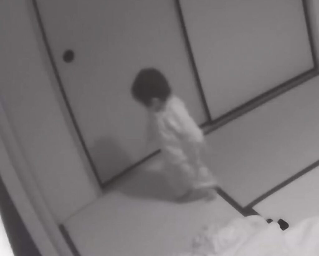 自分の影を見つめる娘さん②（＠zuuko___sunosanさんより提供）