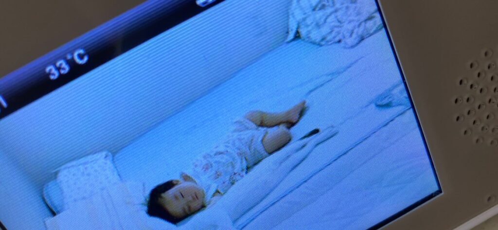 静かに寝ている0歳娘。しかし、ベビーモニターをよく見てみると「おるわ！」「抱き枕？」「タオルケットかと思った」