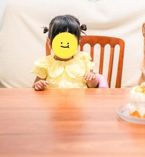 娘の誕生日を祝うママ。記念写真を撮ると、思わぬ参加者に…「誰の誕生日？www」「みんな主役だよね」「お見事」