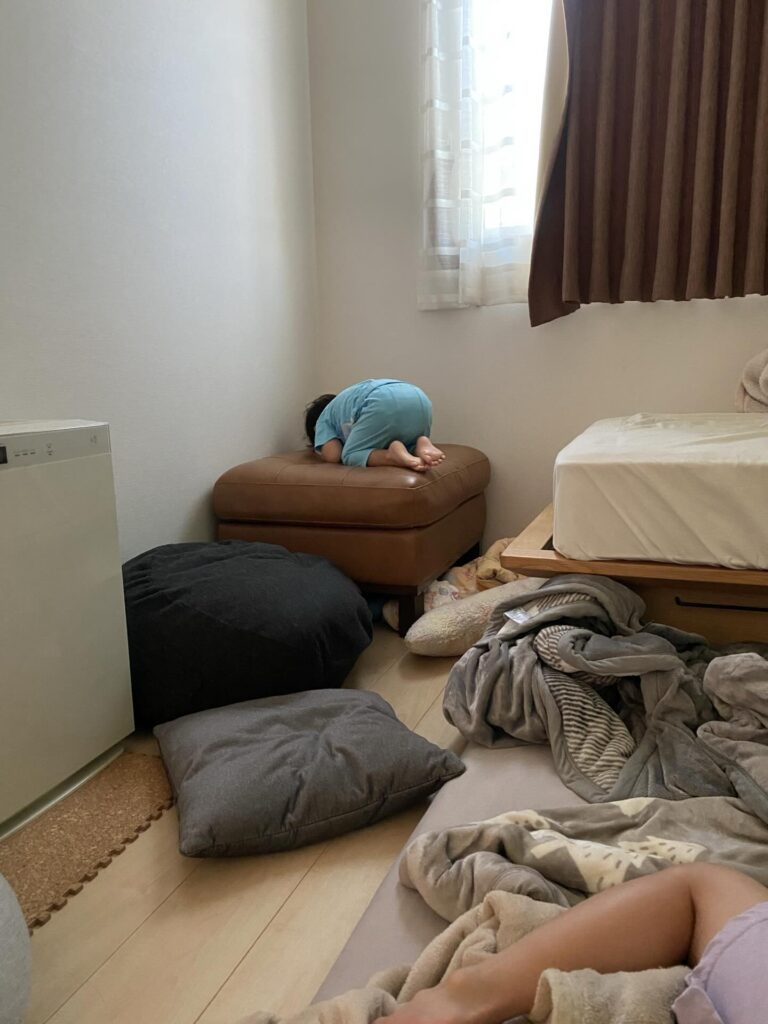 部屋の隅で寝る息子さん（＠miki.asnさんより提供）