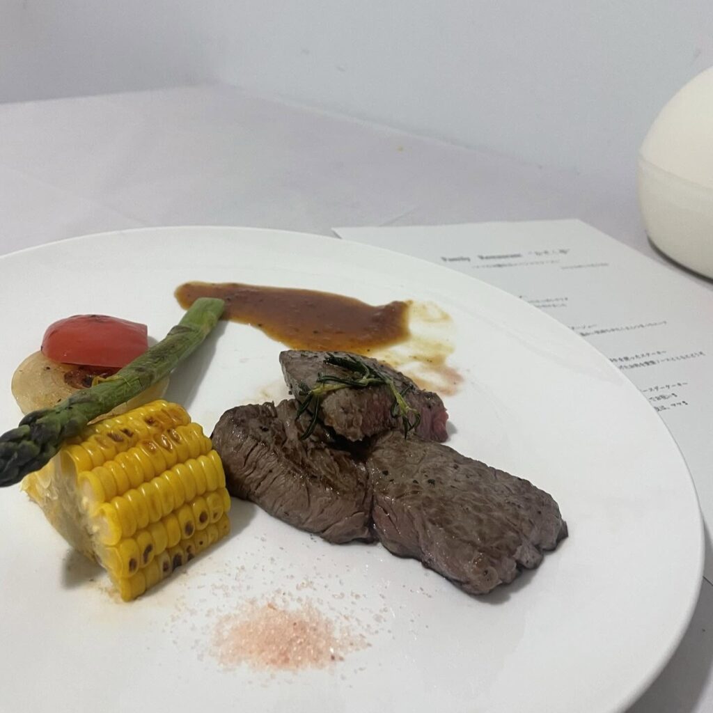 メインはA8ランクのステーキ（@__________znnさんより提供）