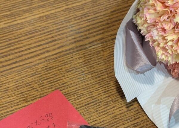 「結婚記念日おめでとう」10歳娘が書いた手紙　続いた内容に…「愛が溢れてる」「可愛すぎる」「素敵」