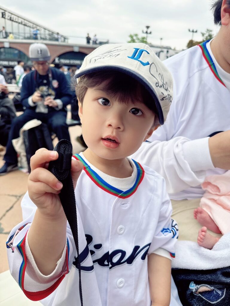すっかり野球ファンに！（＠kottomo0828さんより提供）