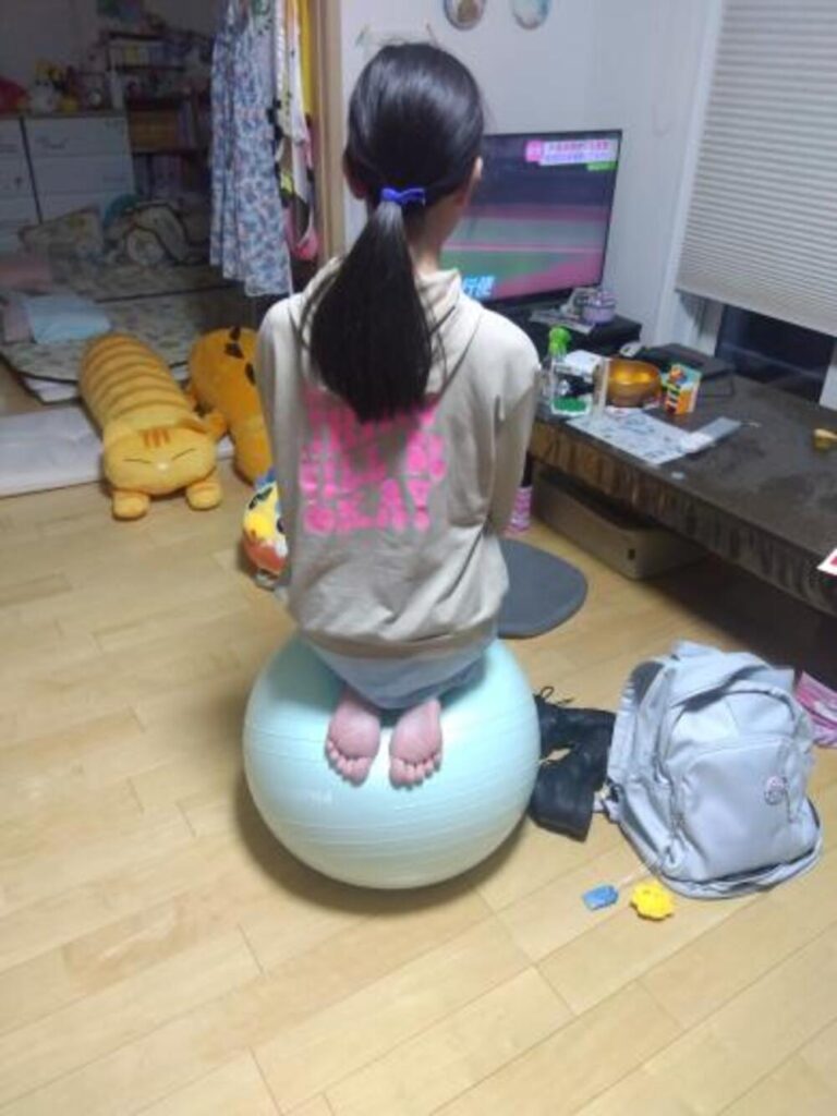 落ち着くためか、常にバランスボールに座っているそう
（@menotan.noitan1さんより提供）
