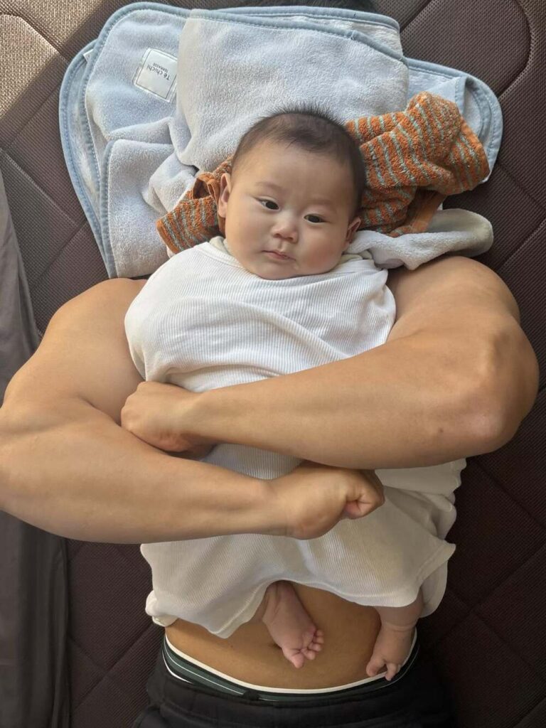 むちむちのお顔とムキムキの体（@hmkh_8wareさんより提供）