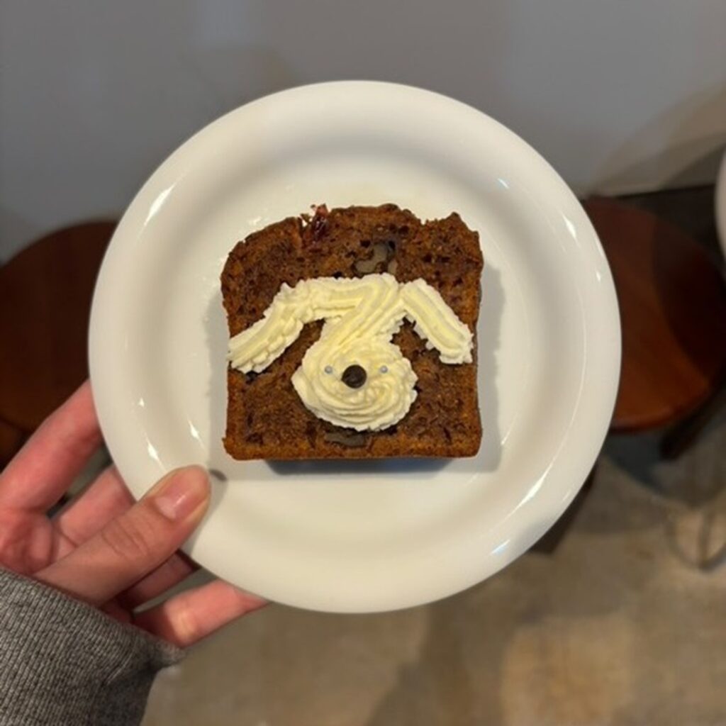 こちらは可愛くできましたカップケーキのモデルになった名誉カンバン犬（@uyamuya_nakaitabashiより提供）