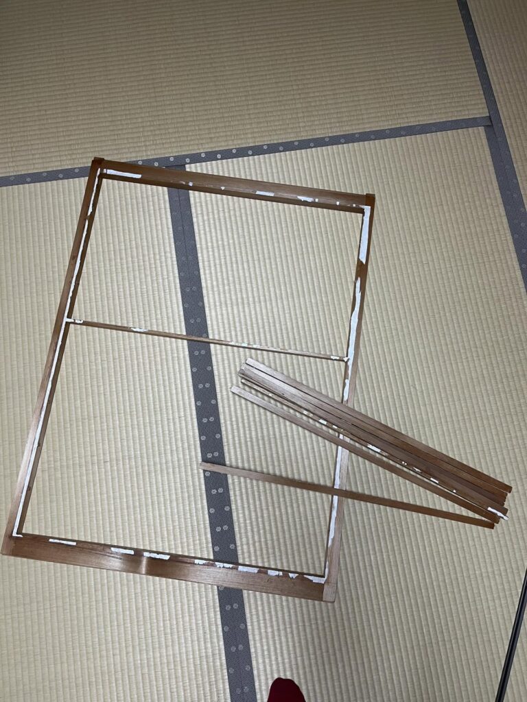 障子の貼り替え①（＠narushiiiiiiさんより提供）