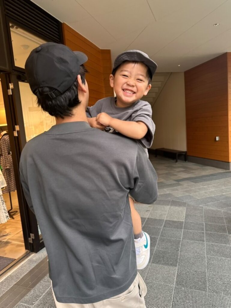 息子さんとのツーショット①（@rikkun_224さんより提供）