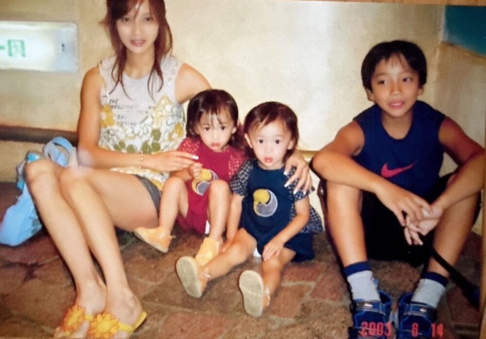 一卵性双生児として生まれた姉妹。23年後、誕生日を迎えた2人の様子に…「泣いた」「素敵です！！」「羨ましい」