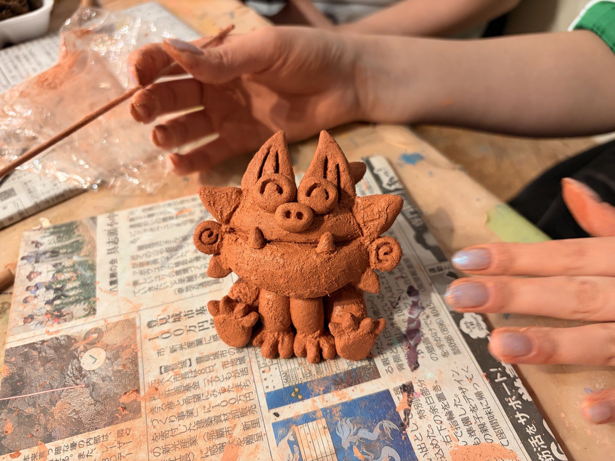 沖縄でシーサーを作った2人。完成した作品を並べると…「魔除け」「味があって好き」「どっちも趣がある」