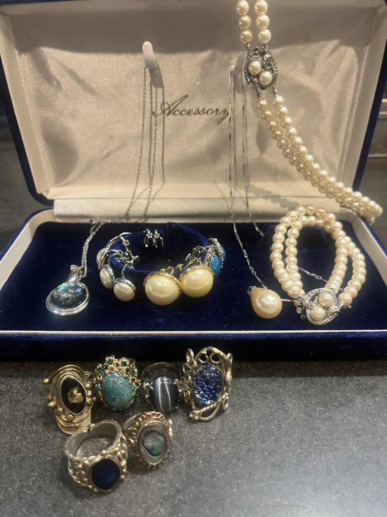 おばあちゃんから譲ってもらった宝石①（＠tomomi_muraiさんより提供）