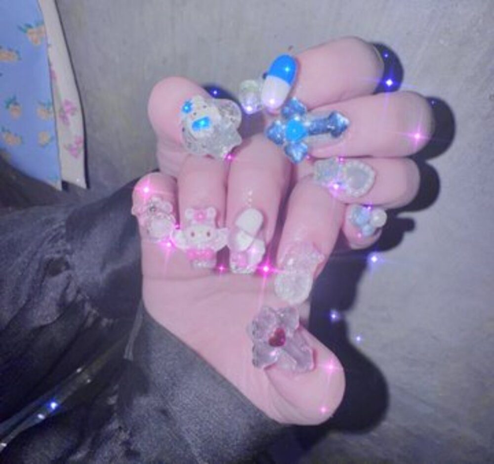 コンセプトに合わせたネイル（@kotozachansabさんご提供）