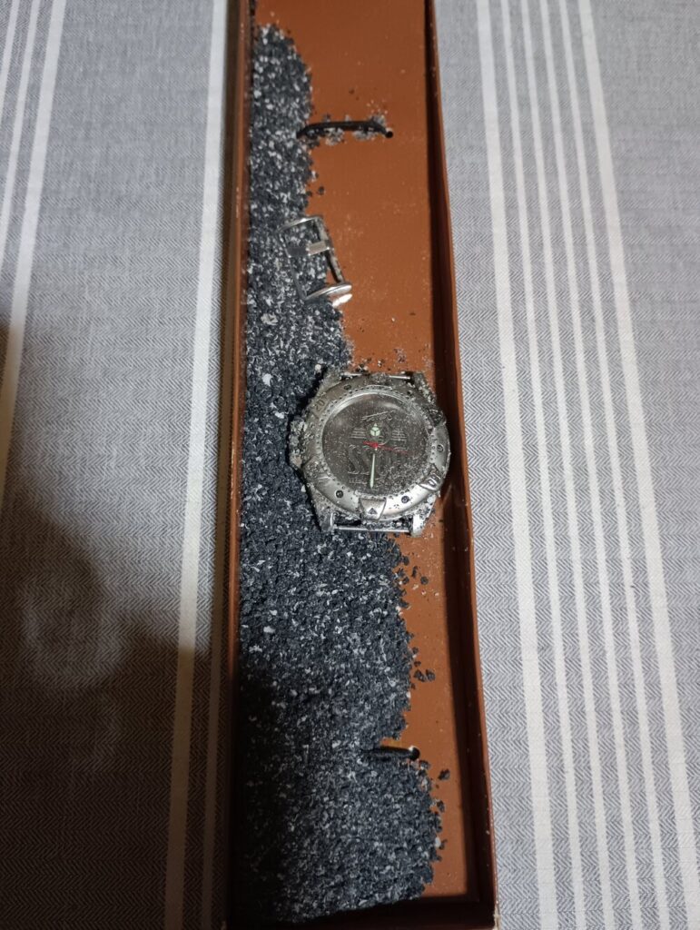 バンドが粉々に…？（@dairyo3さんより提供）