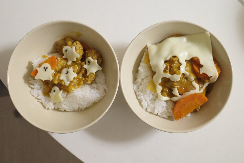 【実際の写真3枚】子ども用カレーの横に映っていたもの