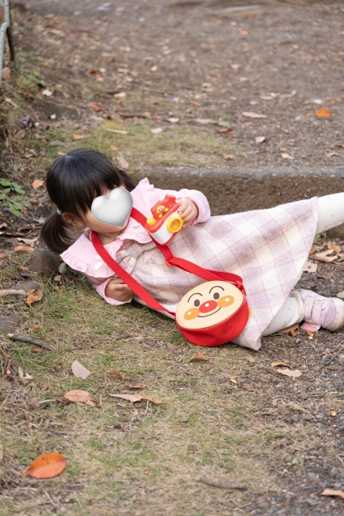 ママさんの真似をする娘さん①（＠104chan104さんより提供）