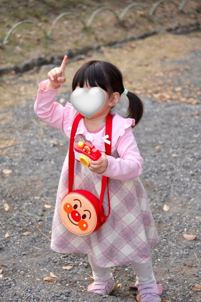 ママさんの真似をする娘さん②（＠104chan104さんより提供）