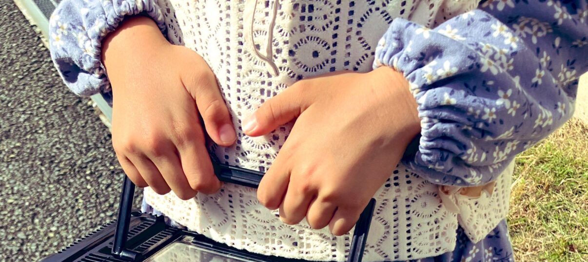 6歳娘「どんぐりいっぱい拾った！見てー！」母「！？」直後、母が見た”予想外の光景”に…「もう仕入れじゃん！」「ぎっしり」「目利きが凄い」